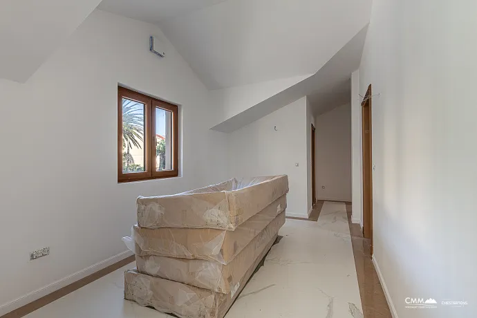 Eine luxuriöse dreistöckige Villa in erster Meereslinie in Kotor